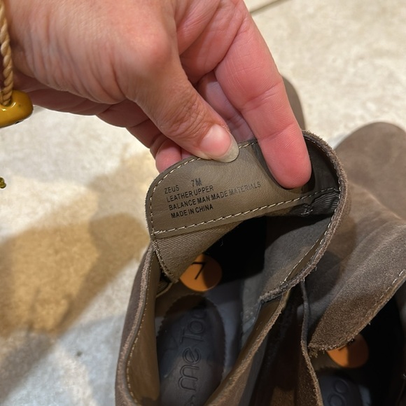 Me Too Zeus Brown Suede Low Heel Ankle Boots Booties 7 - Picture 2 of 8